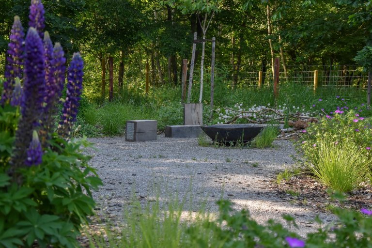 Pozveme vás do zahrady, která je nám velmi blízká. Nachází se na okraji dubového lesa a její atmosféra připomíná severskou náladu a dnes tolik skloňované…