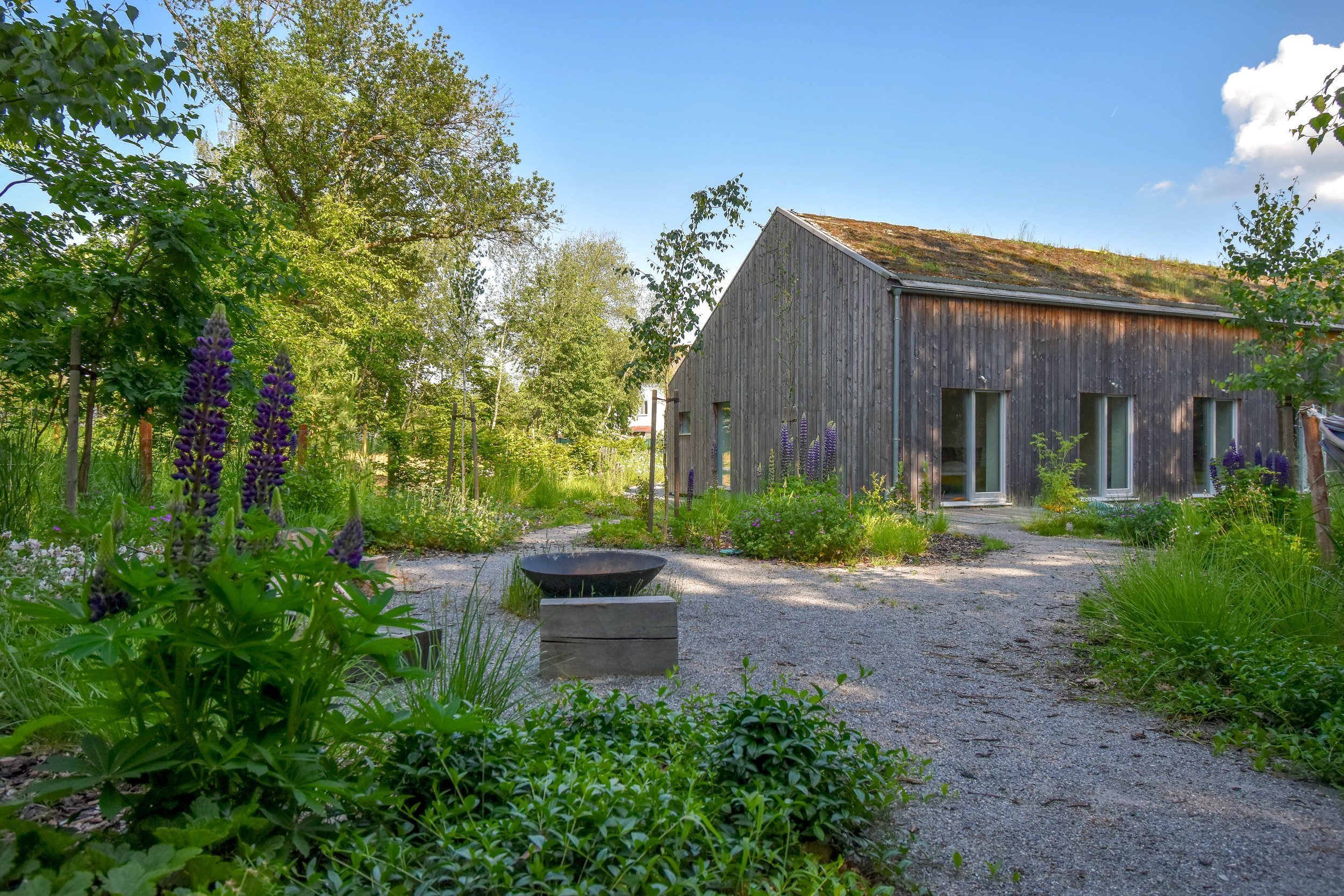 Pozveme vás do zahrady, která je nám velmi blízká. Nachází se na okraji dubového lesa a její atmosféra připomíná severskou náladu a dnes tolik skloňované…