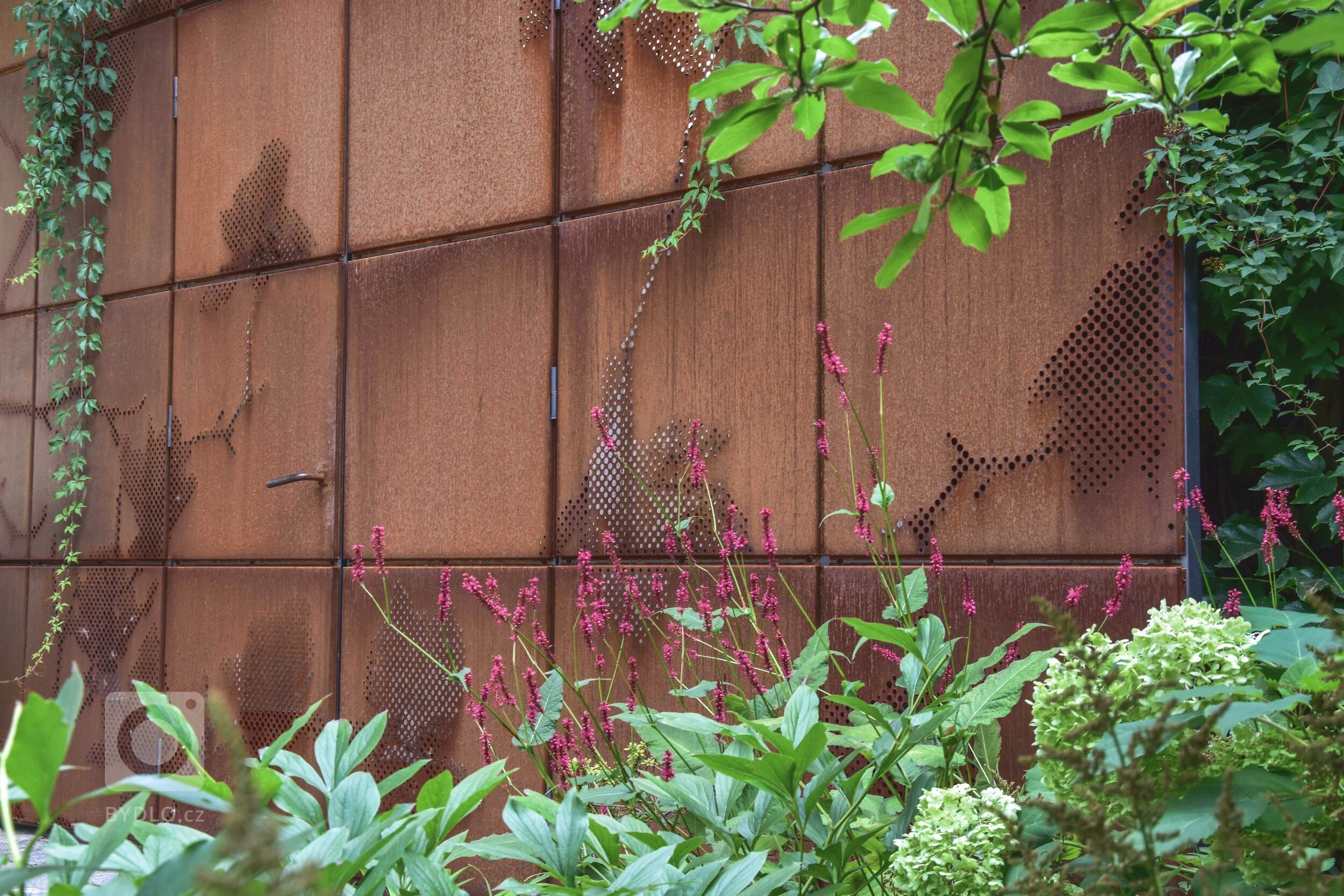Otevíráme bránu další drobné realizace v pokojném prostředí atria kdesi v Litomyšli. Malé vnitřní atrium městského domu&nbsp;skoro v samotném centru města je…