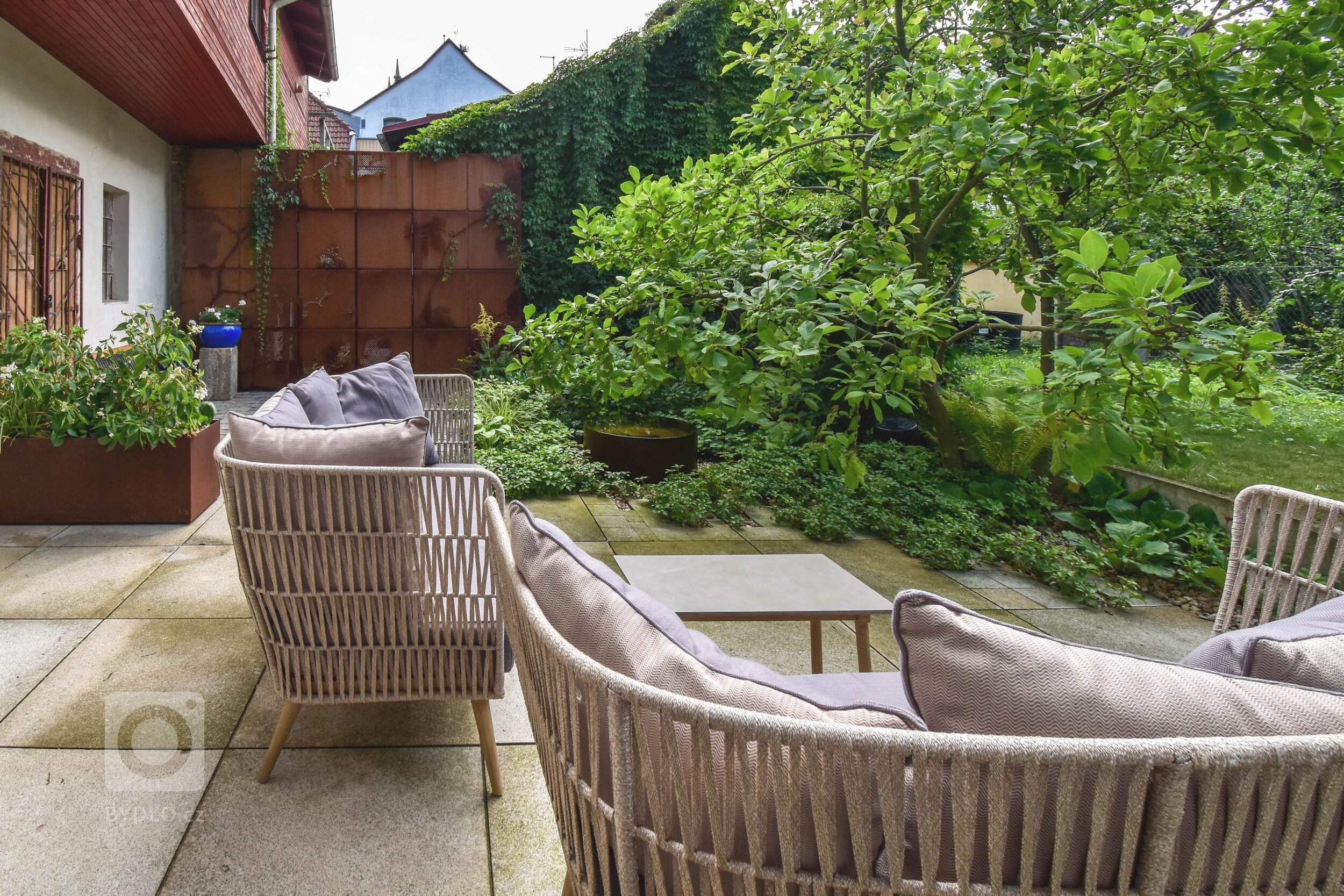 Otevíráme bránu další drobné realizace v pokojném prostředí atria kdesi v Litomyšli. Malé vnitřní atrium městského domu&nbsp;skoro v samotném centru města je…