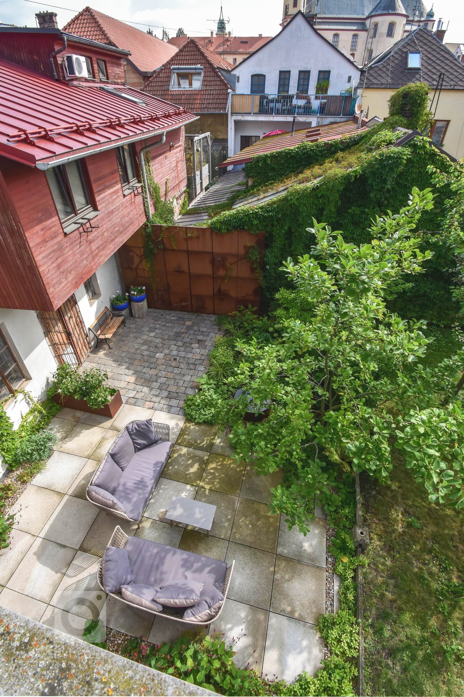 Otevíráme bránu další drobné realizace v pokojném prostředí atria kdesi v Litomyšli. Malé vnitřní atrium městského domu&nbsp;skoro v samotném centru města je…