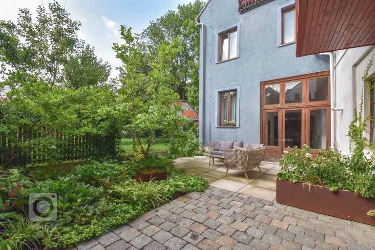 add picture to album