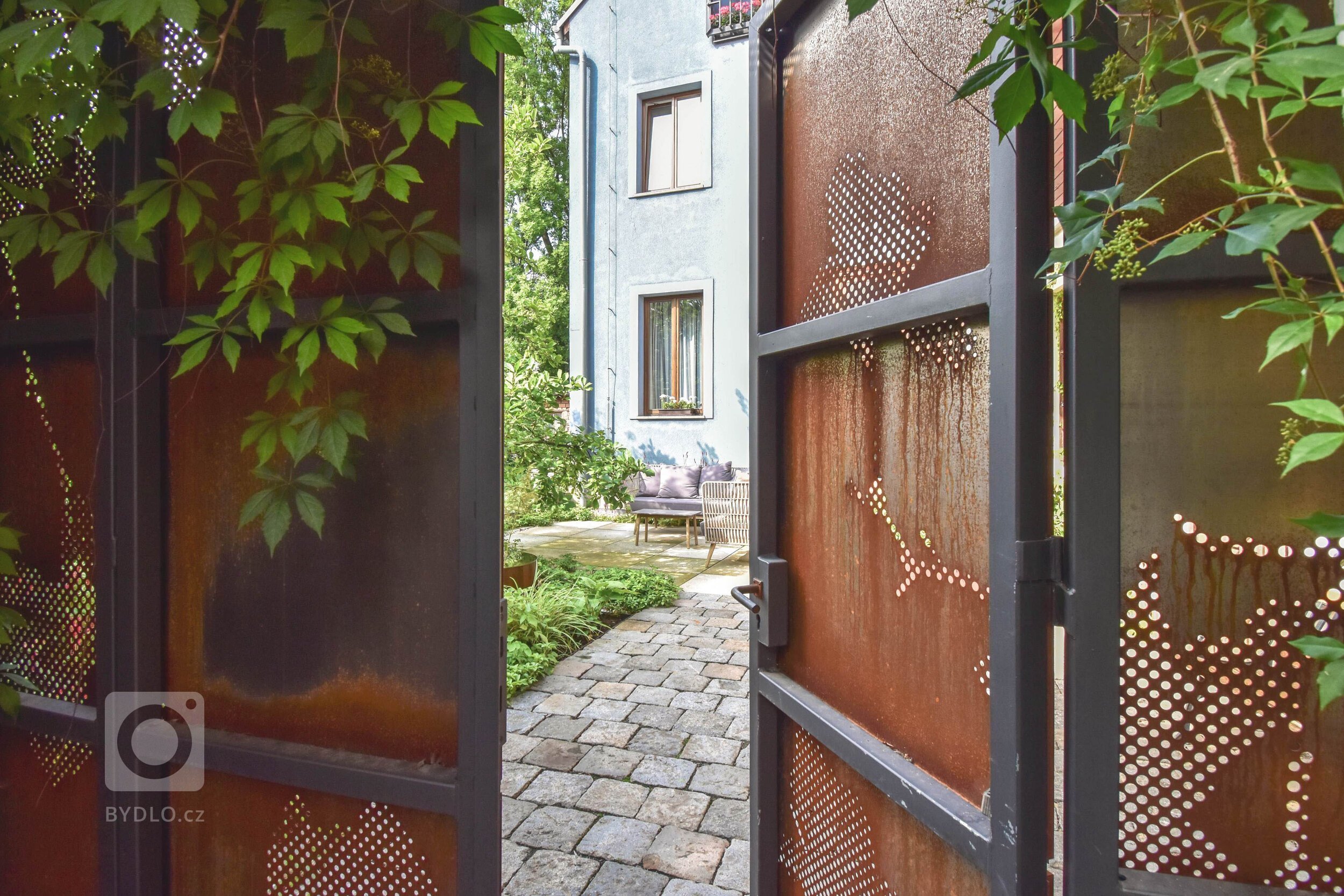 Otevíráme bránu další drobné realizace v pokojném prostředí atria kdesi v Litomyšli. Malé vnitřní atrium městského domu&nbsp;skoro v samotném centru města je…