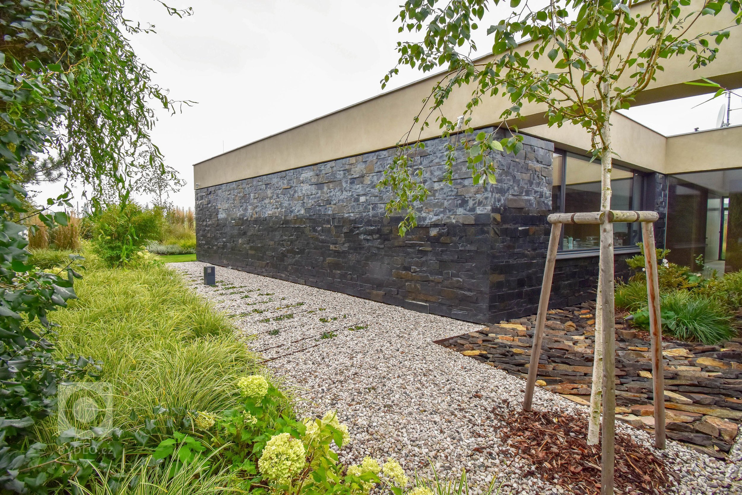 Zahradu, kterou představujeme tentokrát, jsme navrhli v těsné spolupráci s mladými architekty z atelieru Mio architects, kteří zajišťovali projekt domu.…