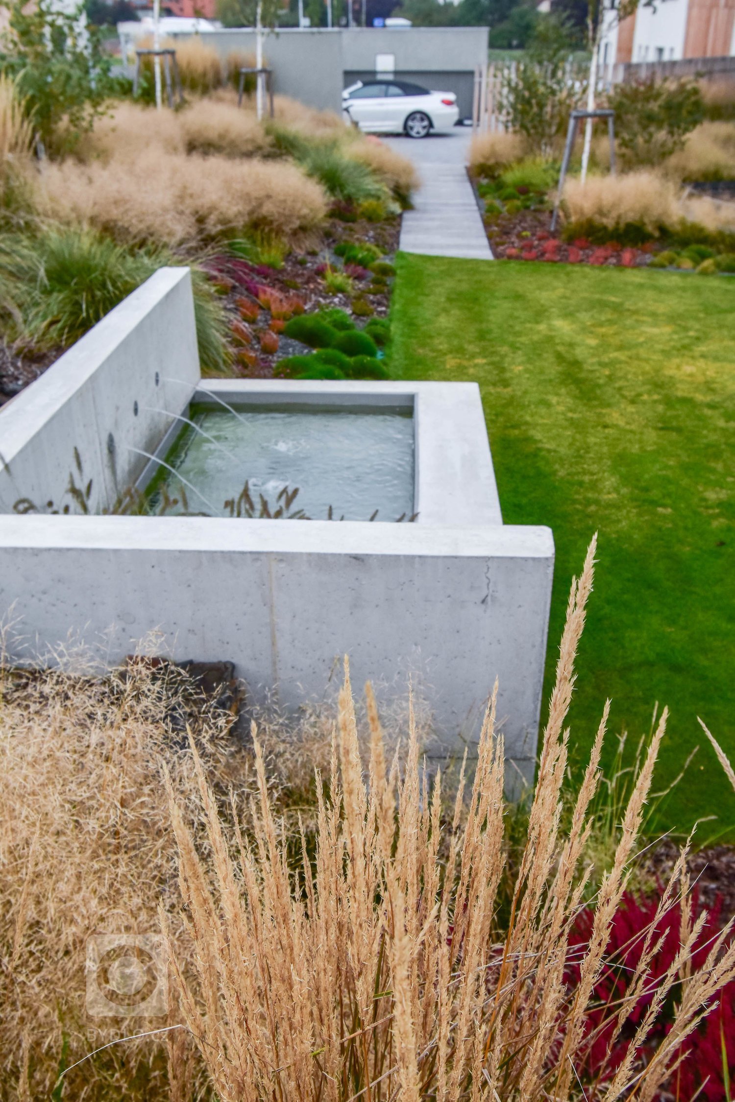 Zahradu, kterou představujeme tentokrát, jsme navrhli v těsné spolupráci s mladými architekty z atelieru Mio architects, kteří zajišťovali projekt domu.…