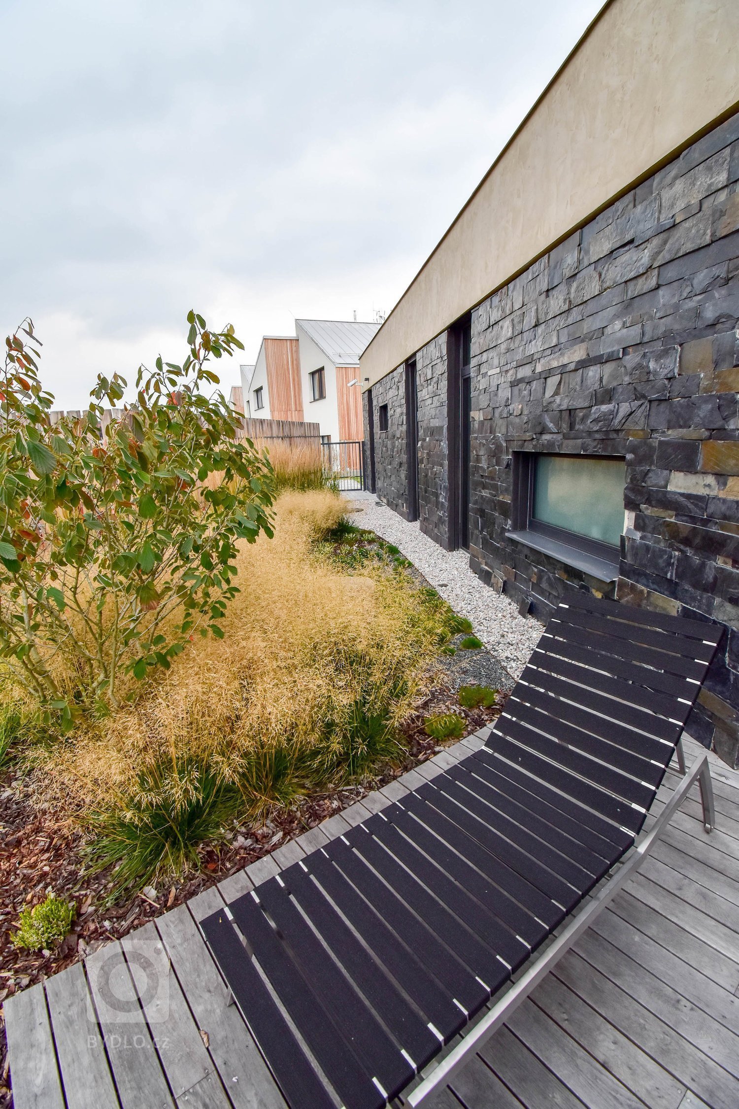 Zahradu, kterou představujeme tentokrát, jsme navrhli v těsné spolupráci s mladými architekty z atelieru Mio architects, kteří zajišťovali projekt domu.…