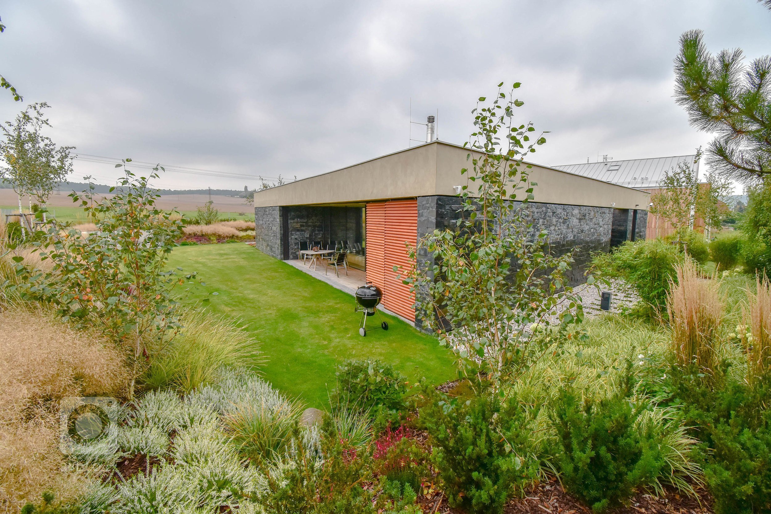 Zahradu, kterou představujeme tentokrát, jsme navrhli v těsné spolupráci s mladými architekty z atelieru Mio architects, kteří zajišťovali projekt domu.…