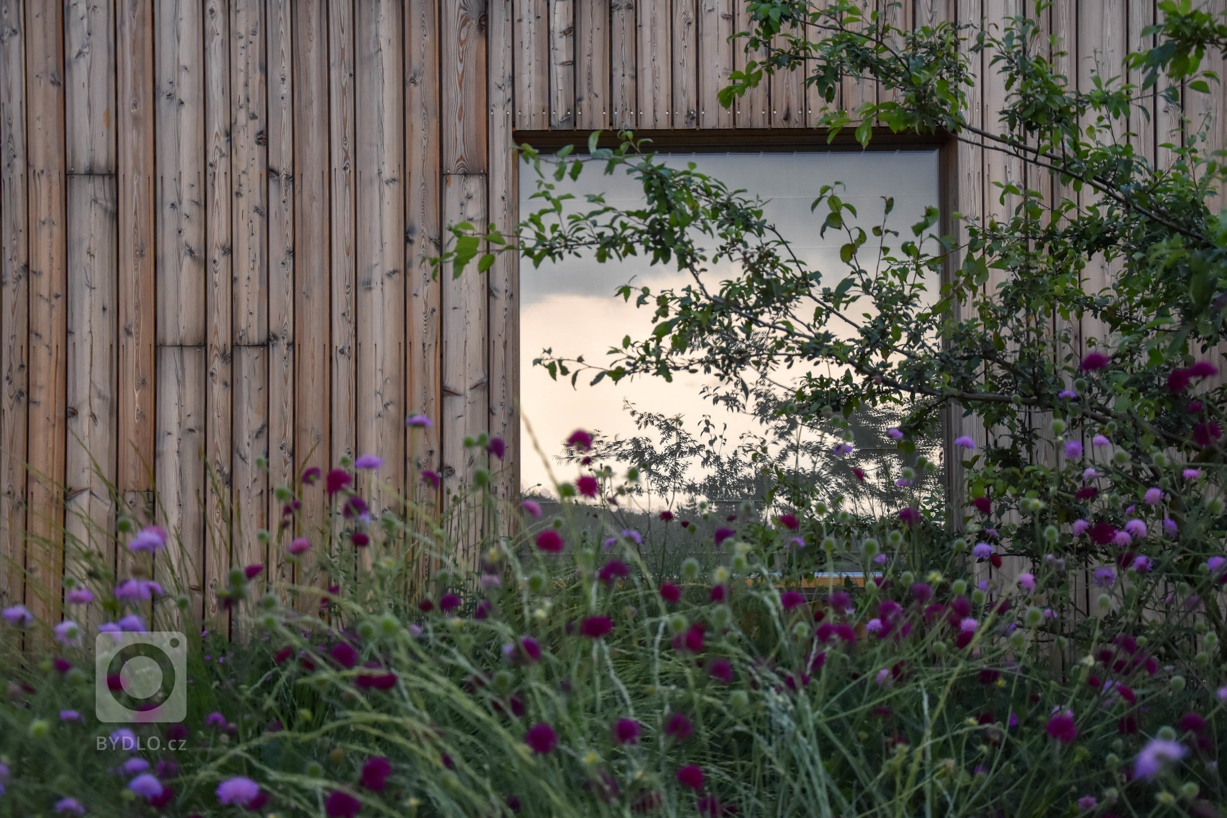 Další zahradou ze &bdquo;série&ldquo; přírodních zahrad je venkovská zahrada na Benešovsku.

Jak ji co nejlépe popsat?

Vzhled tohoto domu i zahrady pro…