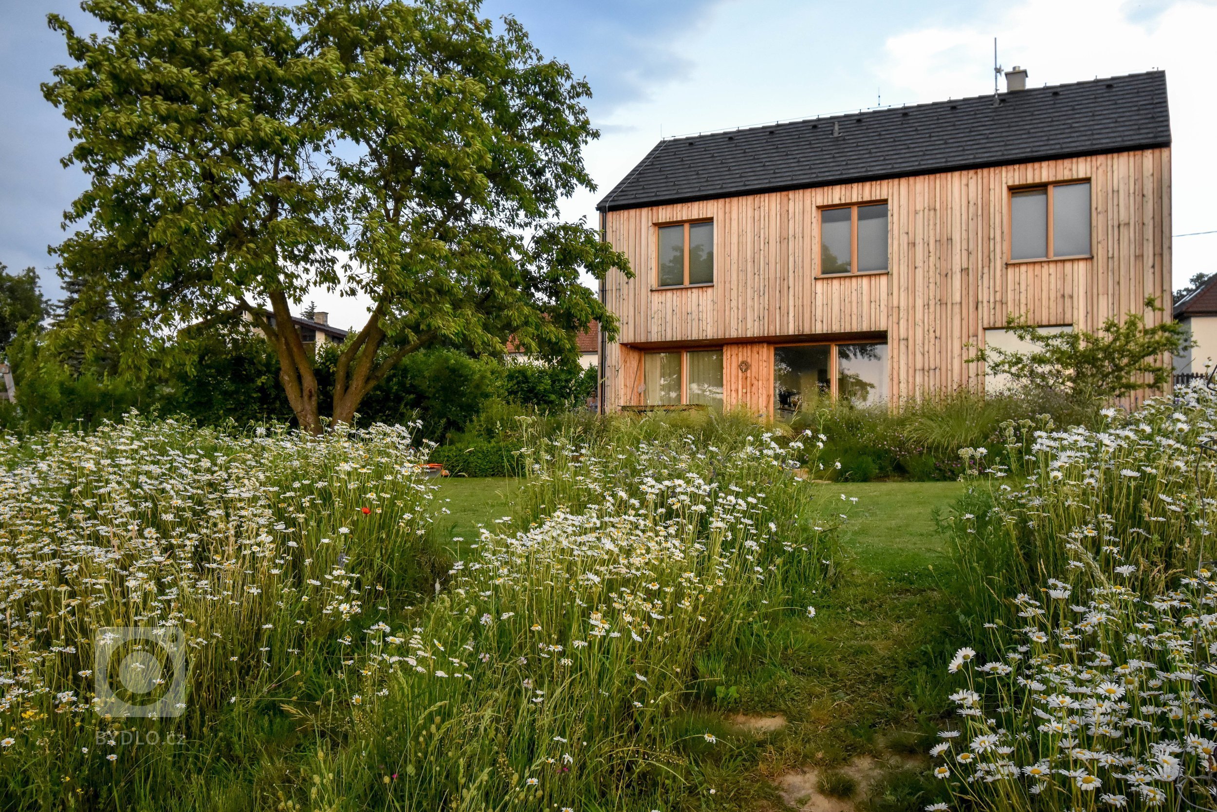 Další zahradou ze &bdquo;série&ldquo; přírodních zahrad je venkovská zahrada na Benešovsku.

Jak ji co nejlépe popsat?

Vzhled tohoto domu i zahrady pro…