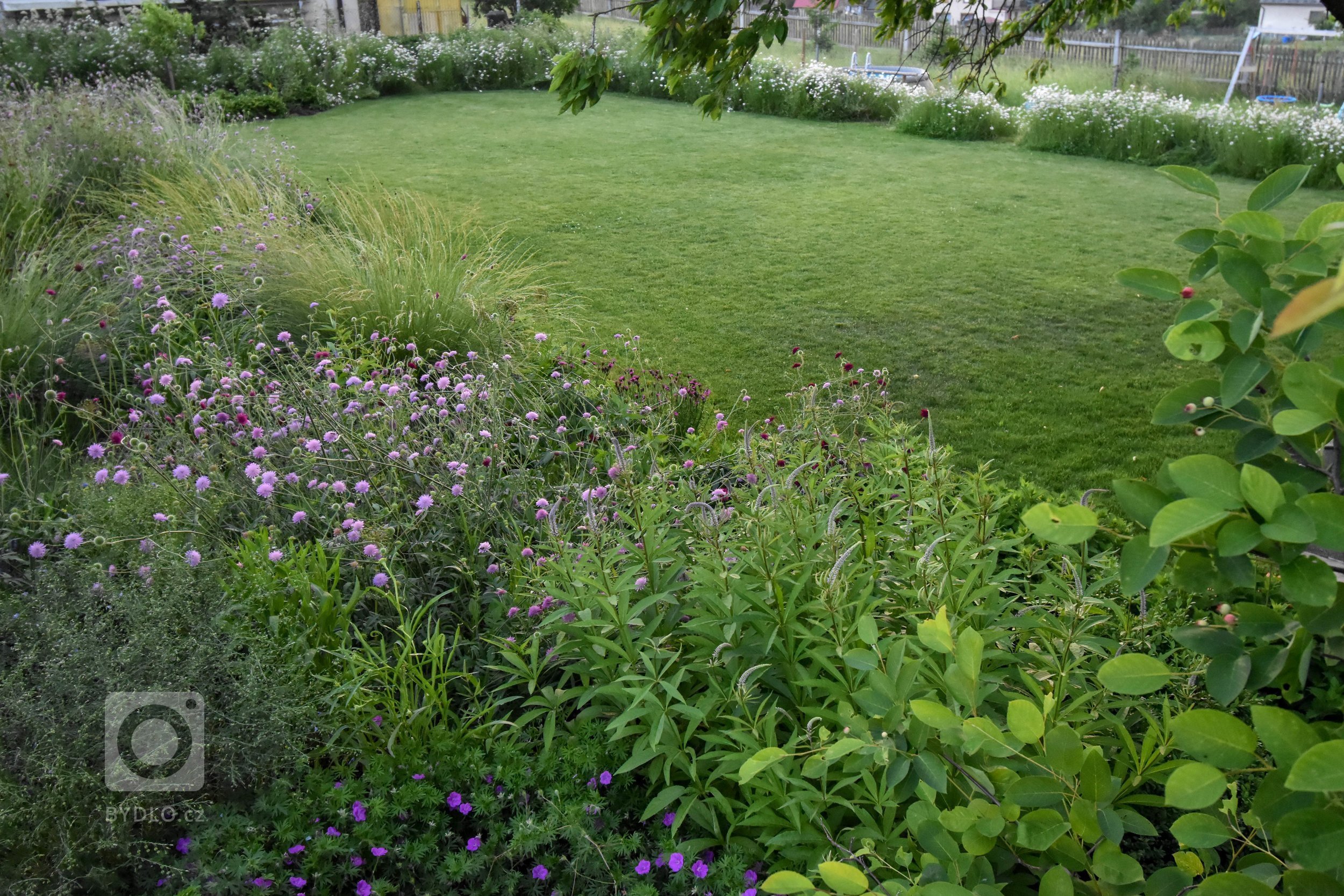 Další zahradou ze &bdquo;série&ldquo; přírodních zahrad je venkovská zahrada na Benešovsku.

Jak ji co nejlépe popsat?

Vzhled tohoto domu i zahrady pro…