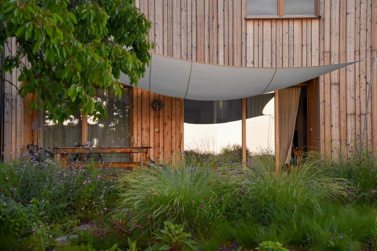 Další zahradou ze &bdquo;série&ldquo; přírodních zahrad je venkovská zahrada na Benešovsku.

Jak ji co nejlépe popsat?

Vzhled tohoto domu i zahrady pro…