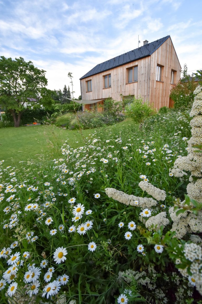 Další zahradou ze &bdquo;série&ldquo; přírodních zahrad je venkovská zahrada na Benešovsku.

Jak ji co nejlépe popsat?

Vzhled tohoto domu i zahrady pro…