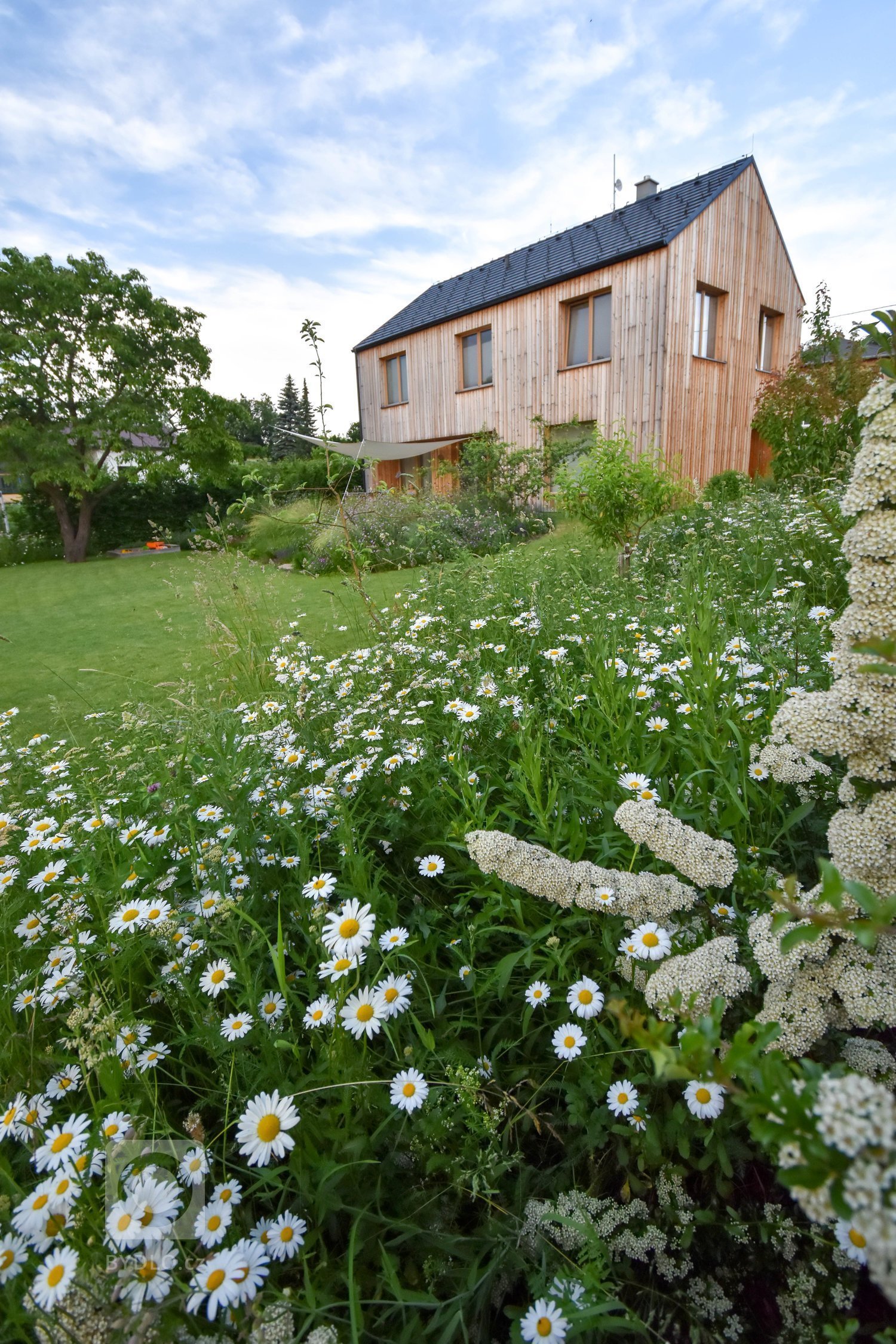 Další zahradou ze &bdquo;série&ldquo; přírodních zahrad je venkovská zahrada na Benešovsku.

Jak ji co nejlépe popsat?

Vzhled tohoto domu i zahrady pro…