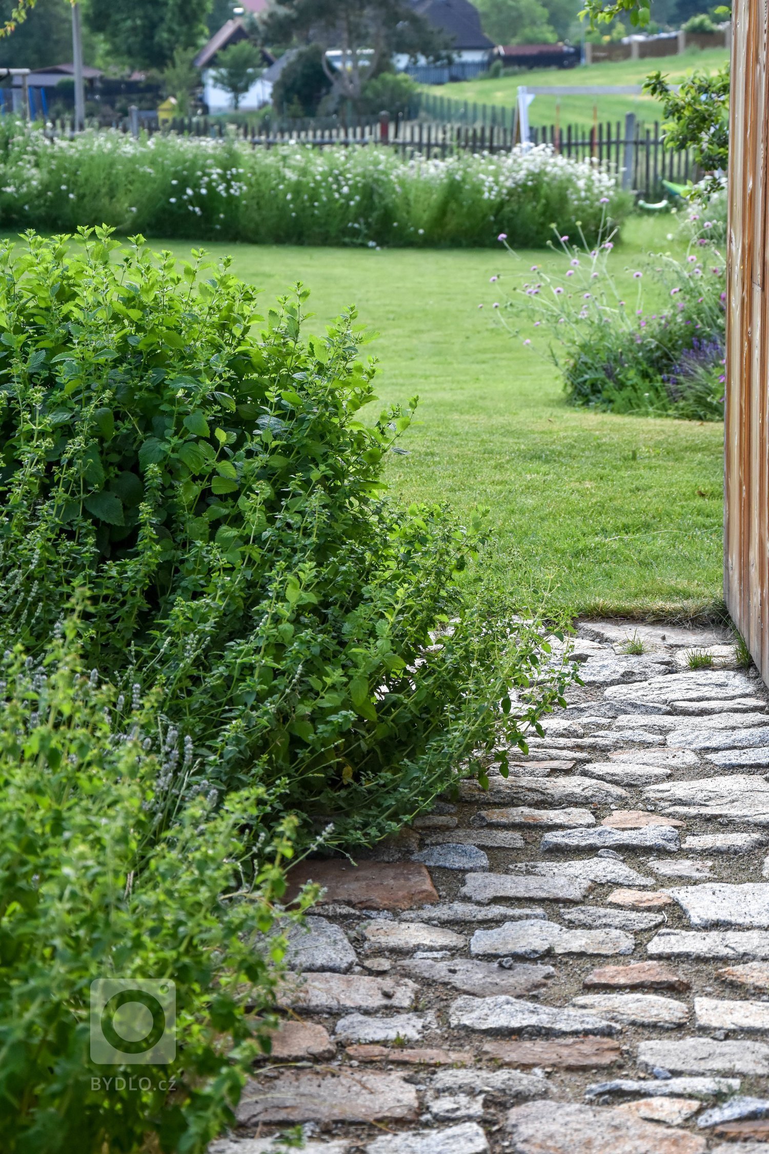 Další zahradou ze &bdquo;série&ldquo; přírodních zahrad je venkovská zahrada na Benešovsku.

Jak ji co nejlépe popsat?

Vzhled tohoto domu i zahrady pro…