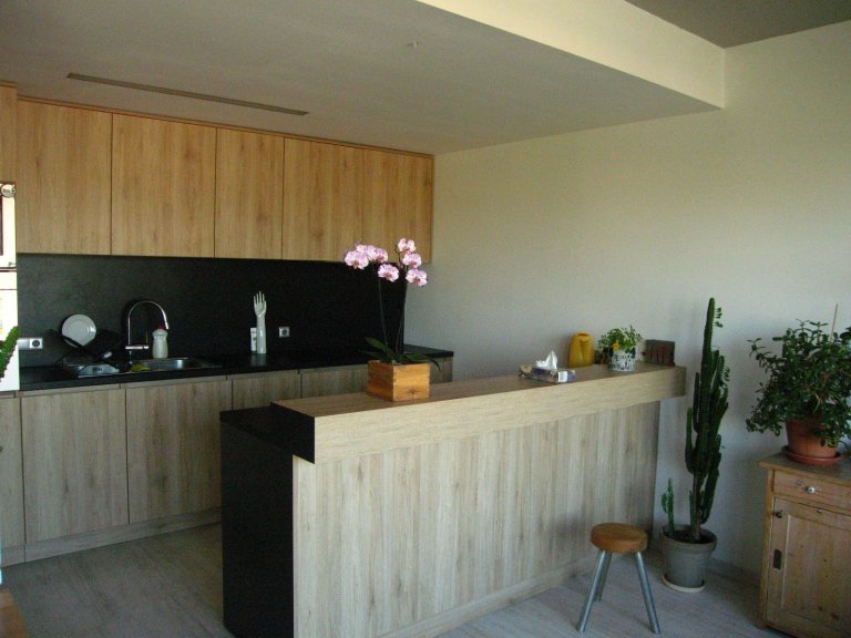 Dle návrhu architekta bylo vytvořeno zkosení na horní hraně dvířek, které vytvořilo prostor pro uchycení.
