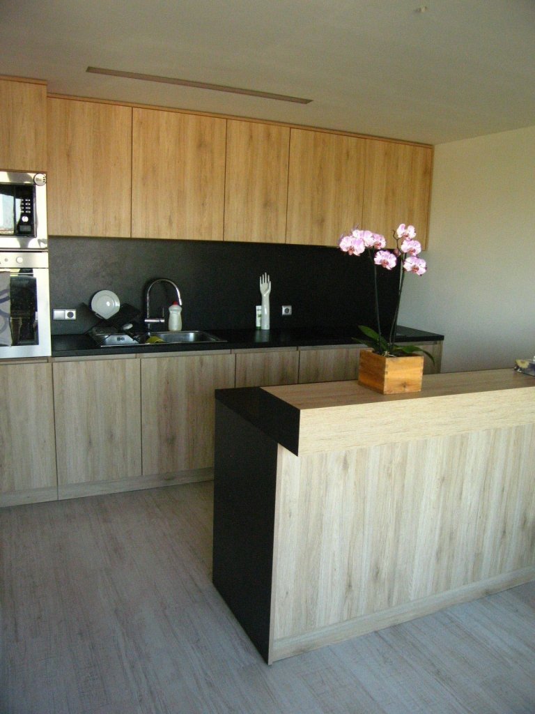 Dle návrhu architekta bylo vytvořeno zkosení na horní hraně dvířek, které vytvořilo prostor pro uchycení.
