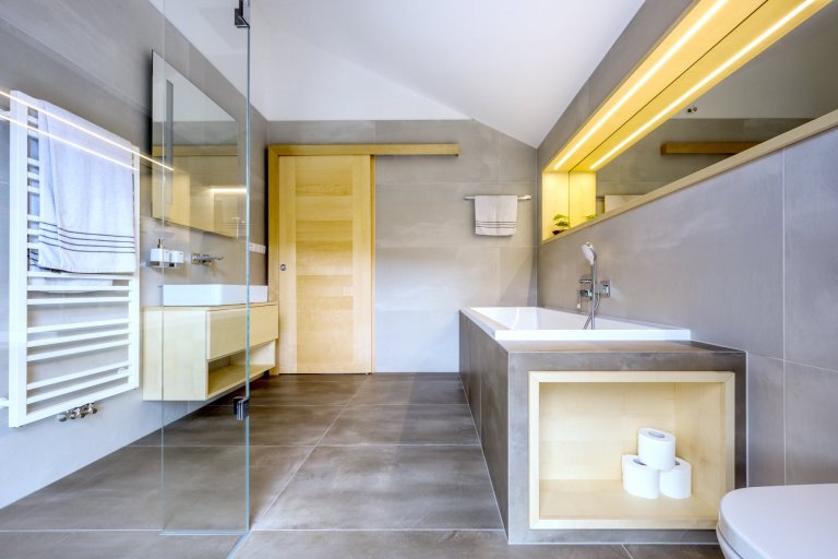 Architekt Jindřich Kobr si při realizaci této zakázky užil své. Mladý manželský pár si velmi přál, aby byla koupelna zasazena do kontextu celého domu, a tak…
