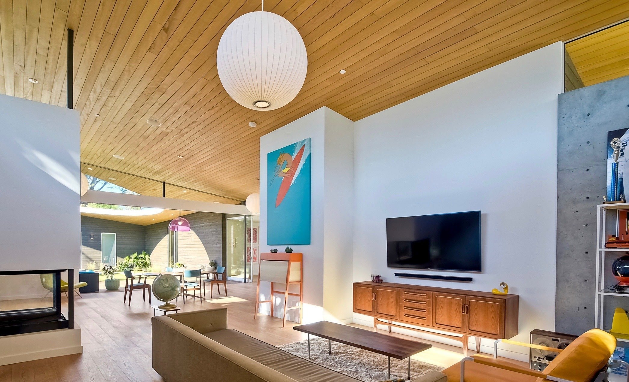 Dům se střechou ve tvaru půlměsíce