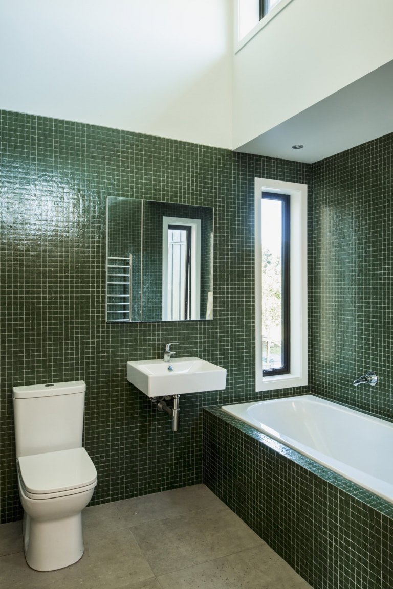 Dům z „kontejneru“ ovinutý verandami