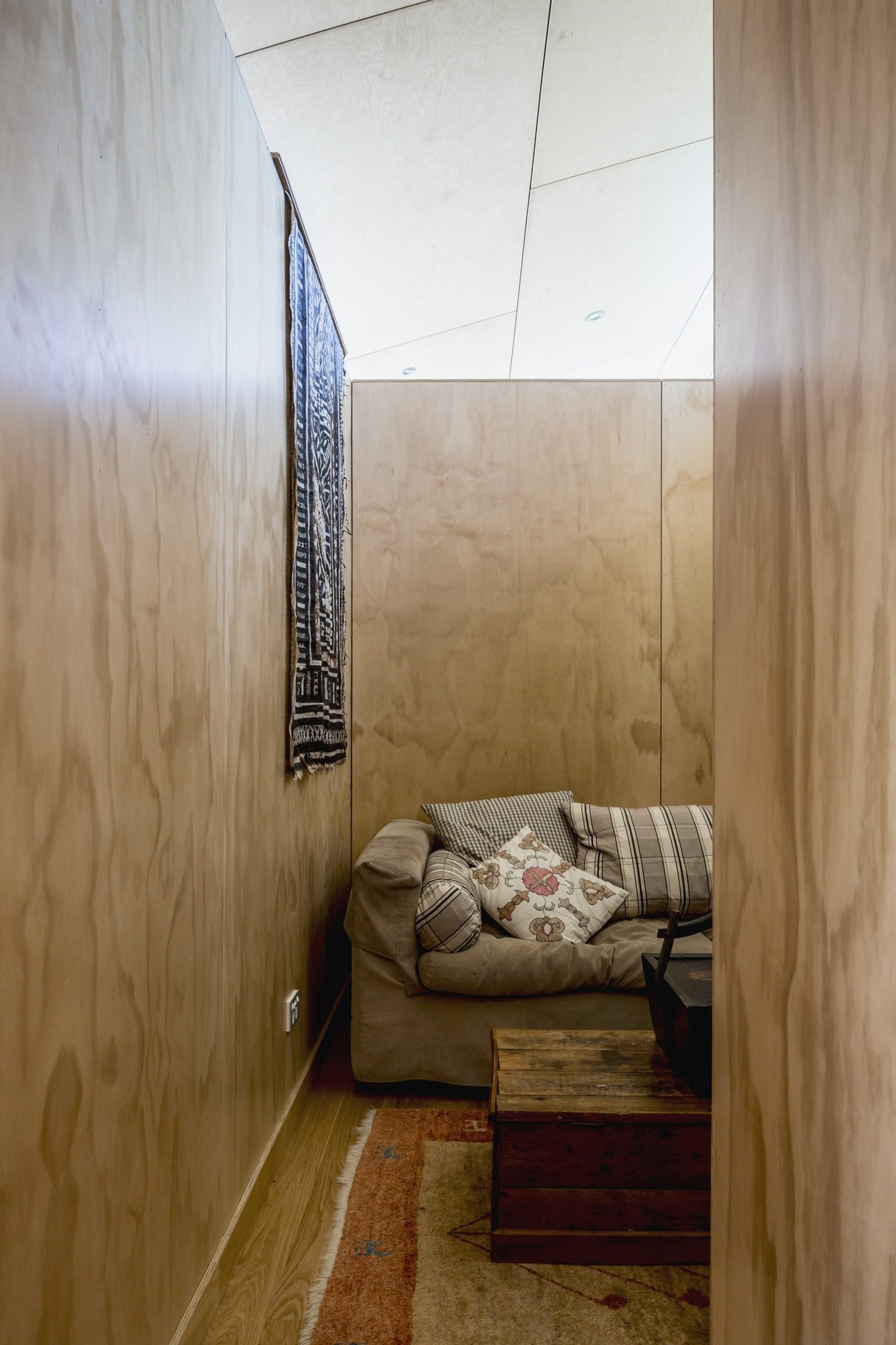 Dům z „kontejneru“ ovinutý verandami