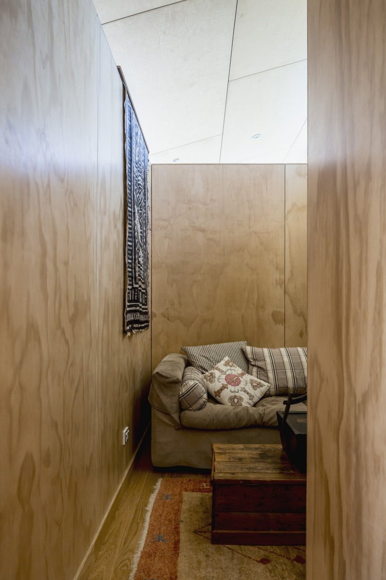 Dům z „kontejneru“ ovinutý verandami