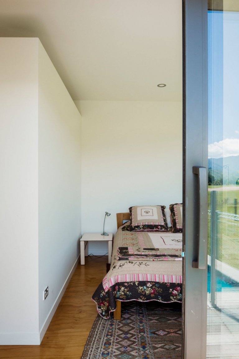 Dům z „kontejneru“ ovinutý verandami