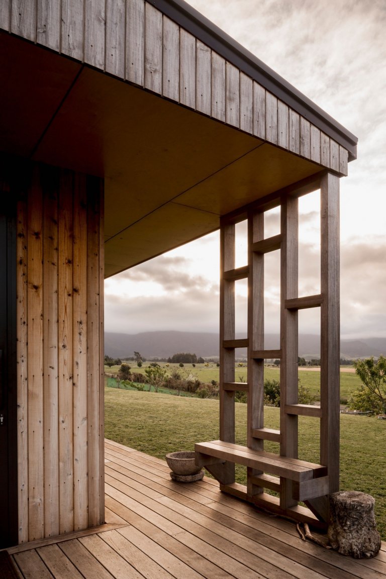 Dům z „kontejneru“ ovinutý verandami