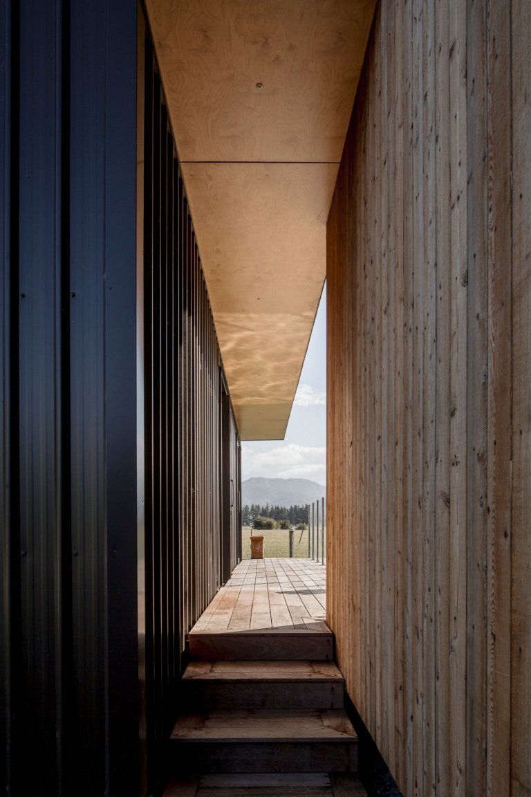 Dům z „kontejneru“ ovinutý verandami