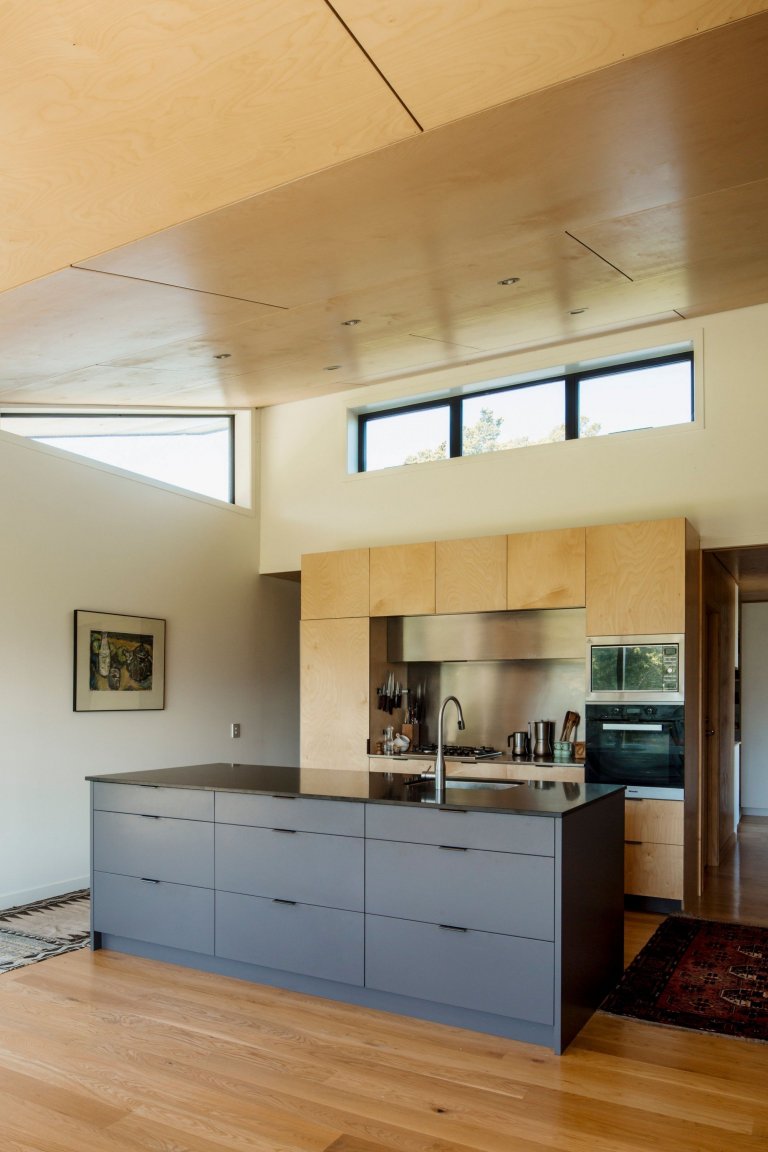 Dům z „kontejneru“ ovinutý verandami