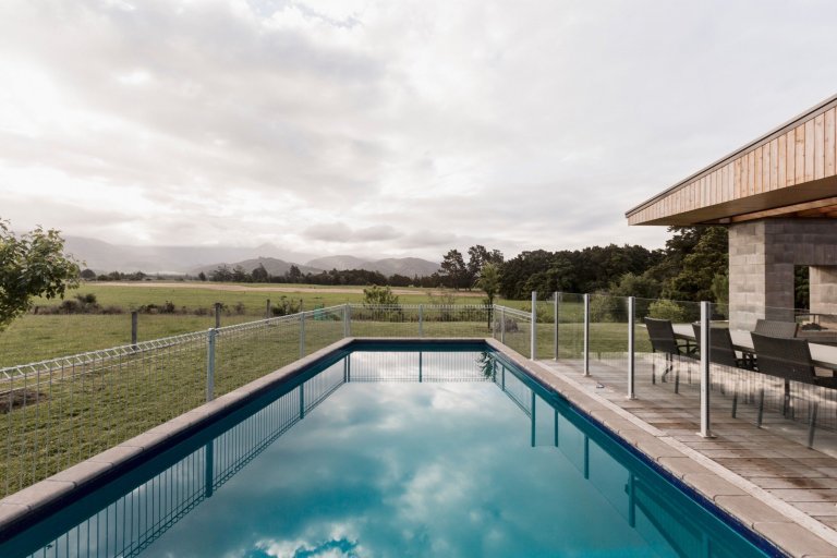 Dům z „kontejneru“ ovinutý verandami