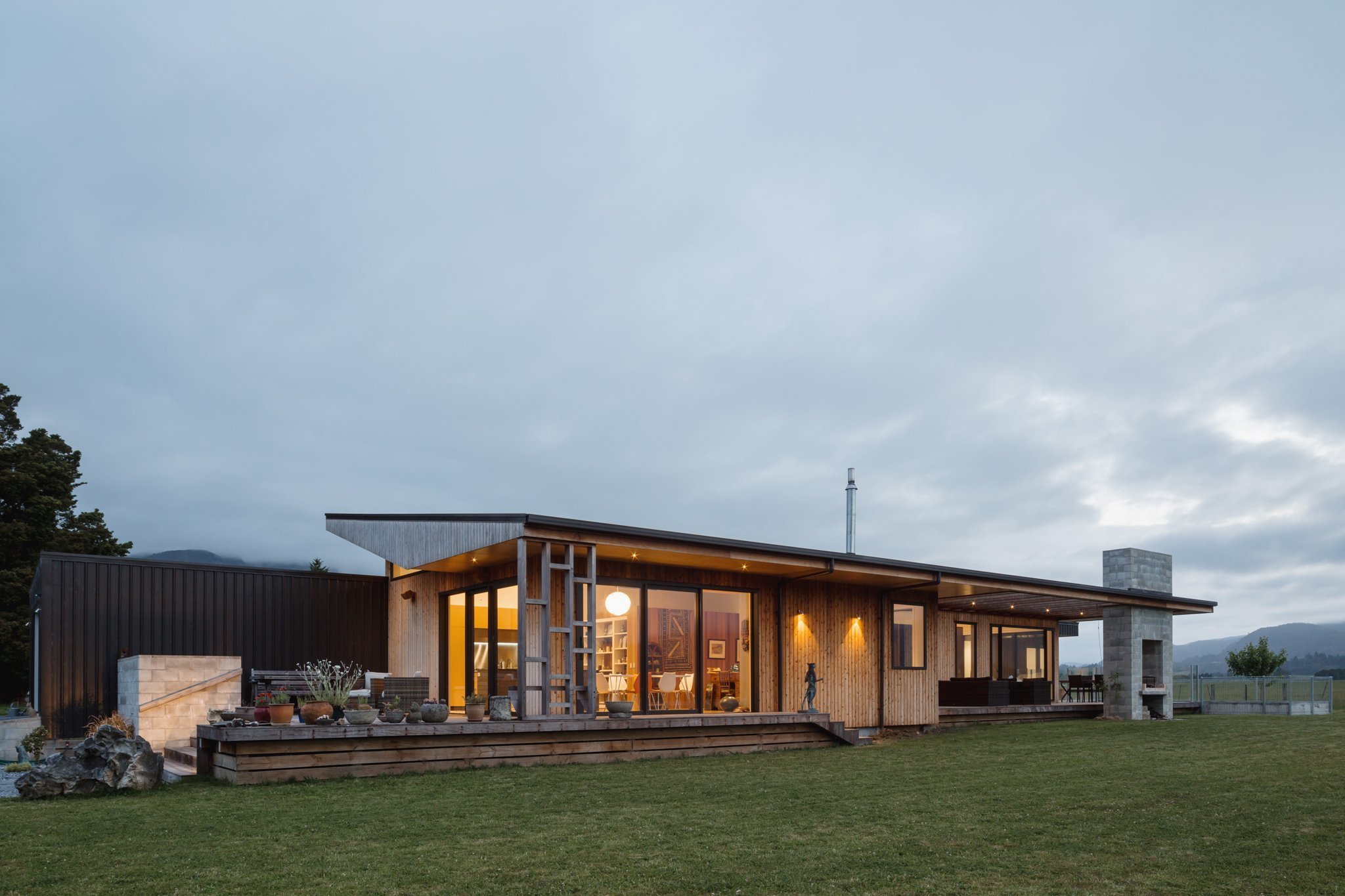 Dům z „kontejneru“ ovinutý verandami