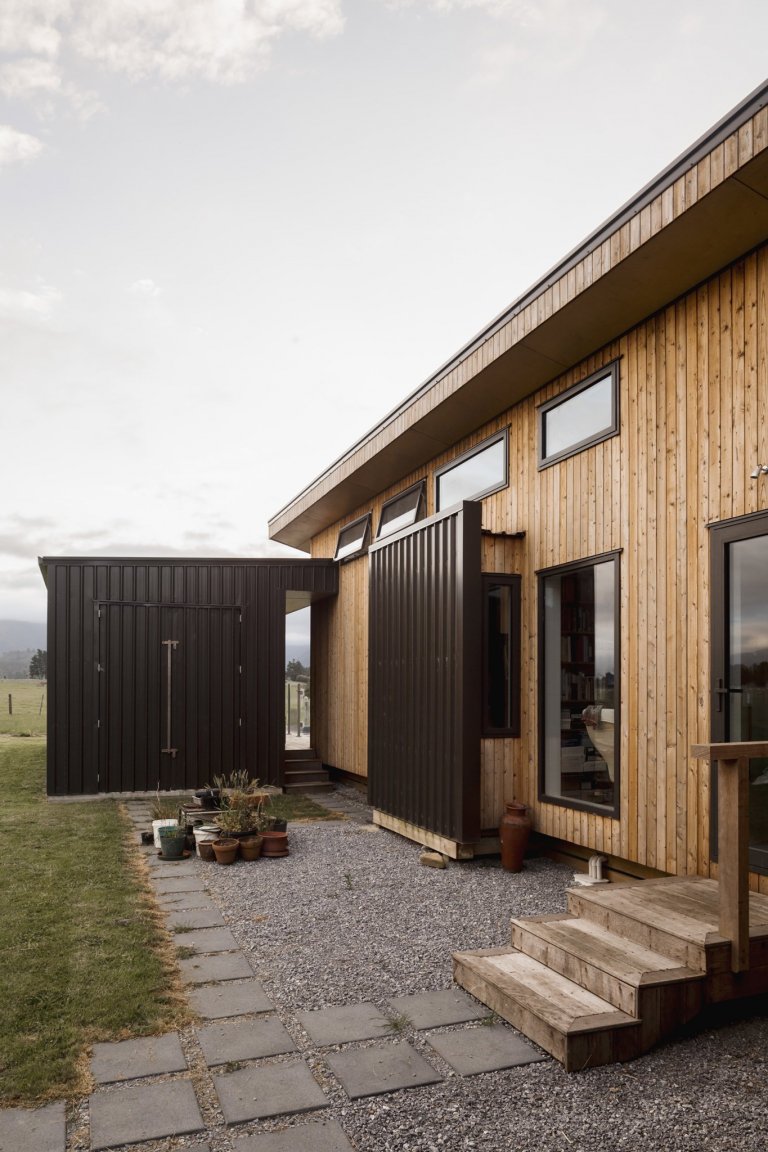 Dům z „kontejneru“ ovinutý verandami