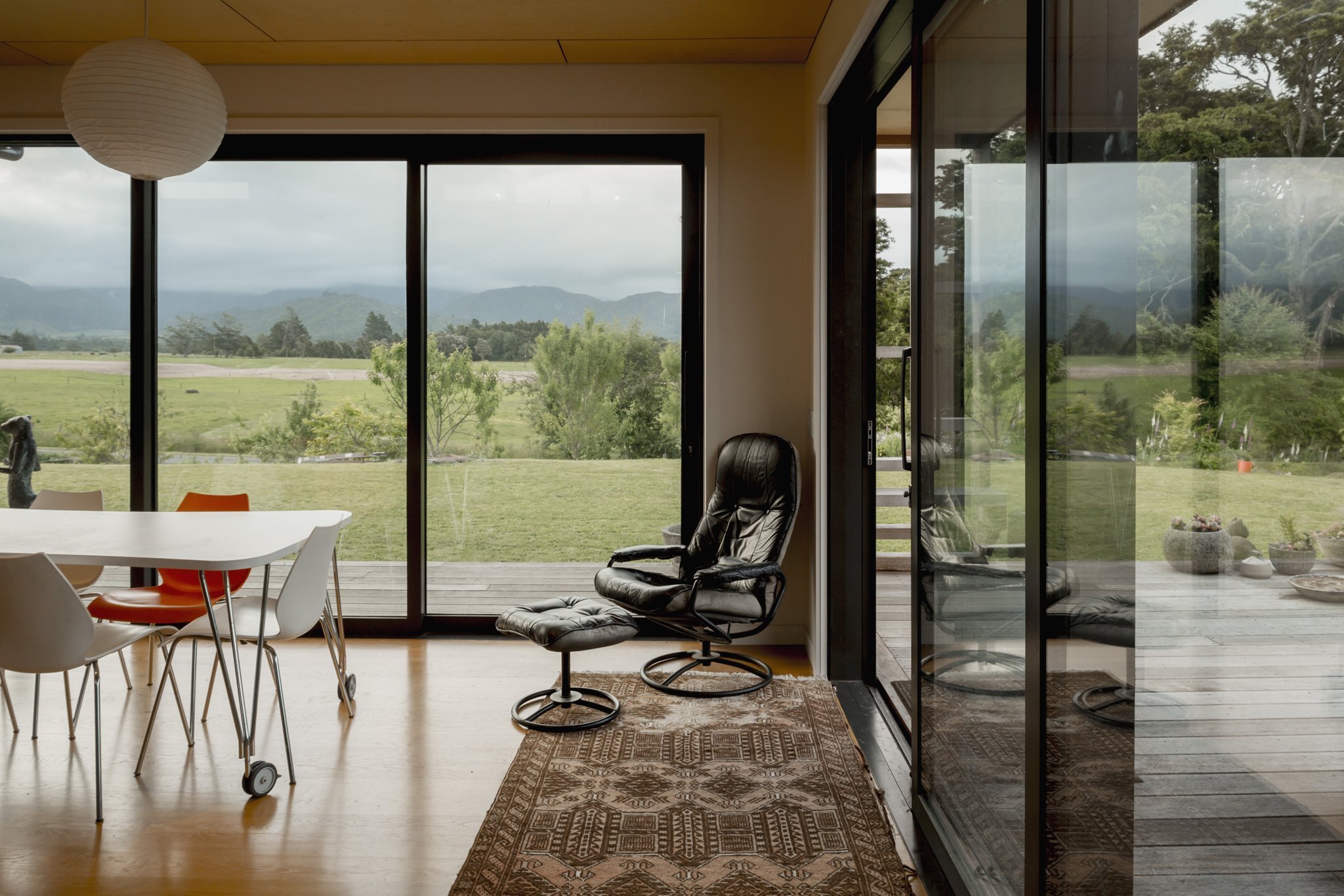 Dům z „kontejneru“ ovinutý verandami