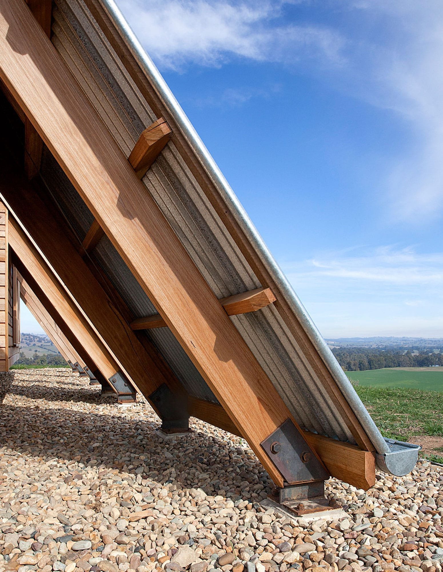 Osamocená chata na vrcholu připomíná stan