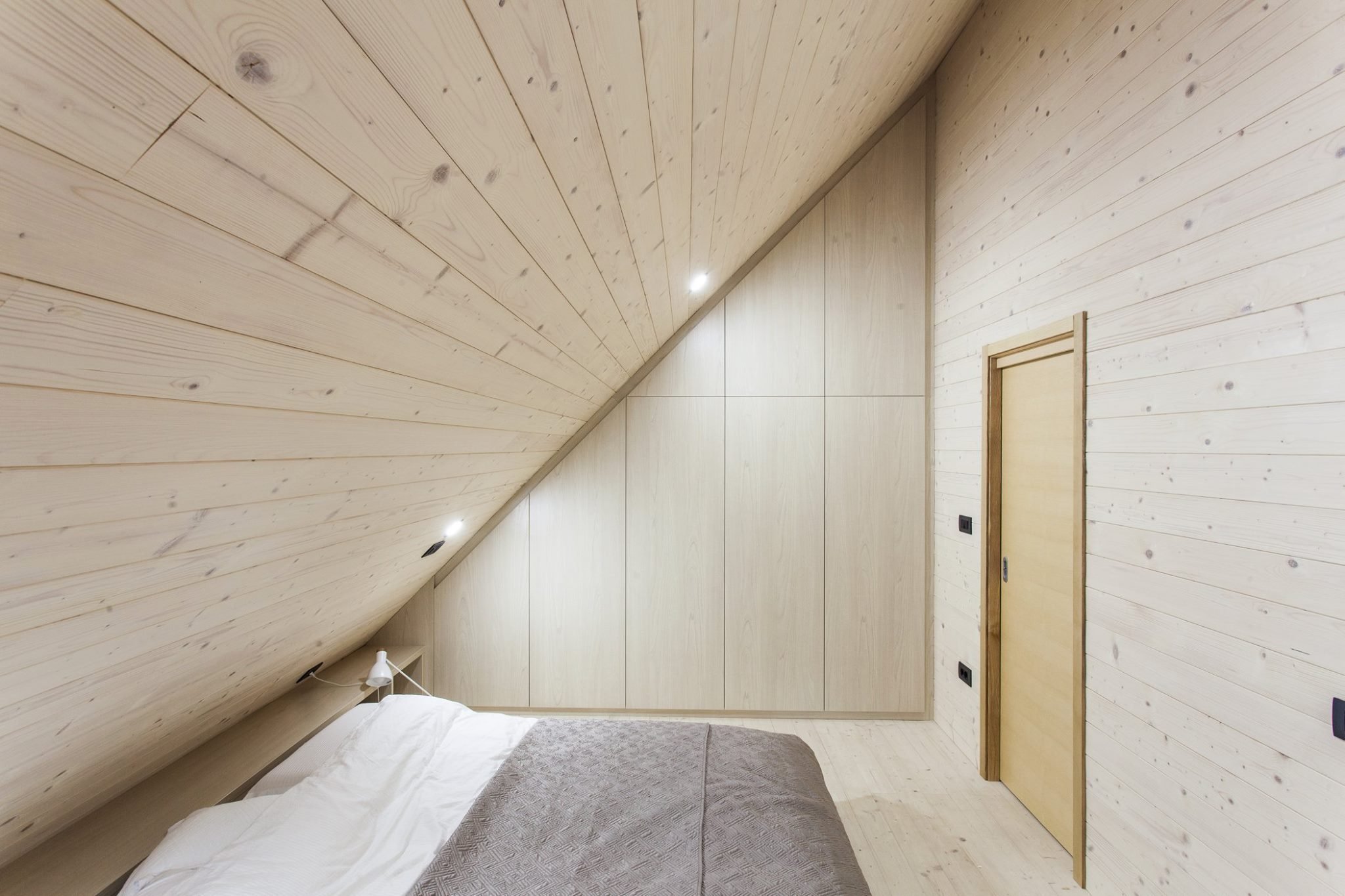 Prosklená dřevostavba v malebné krajině