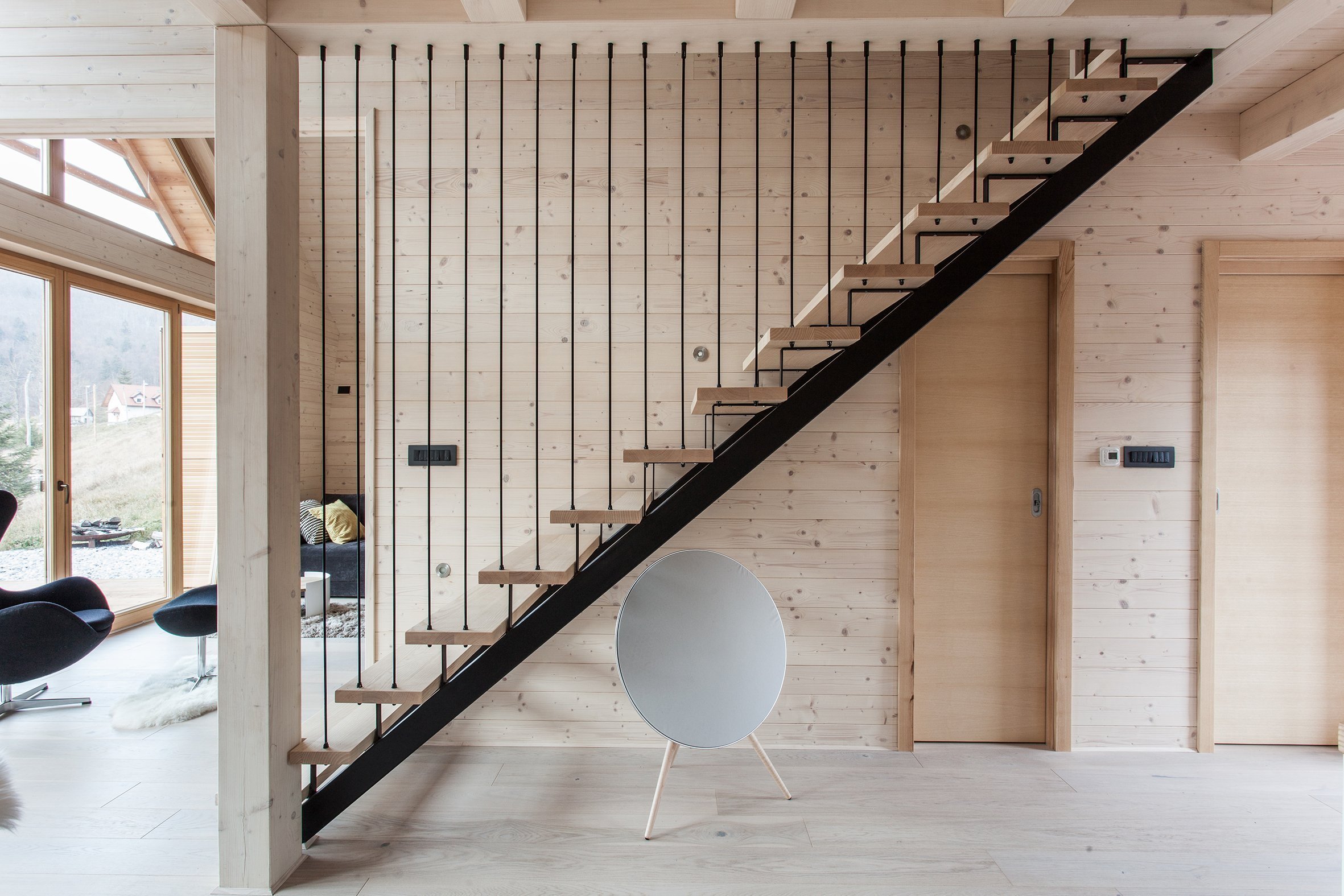 Prosklená dřevostavba v malebné krajině