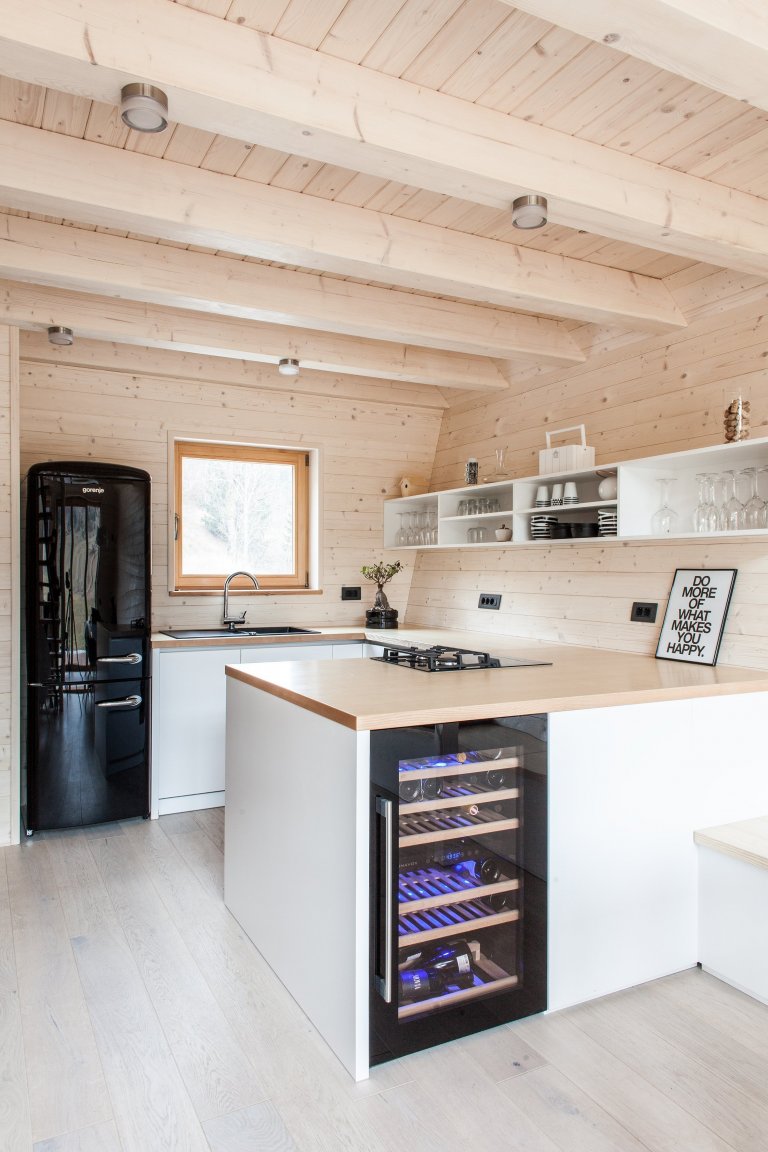 Prosklená dřevostavba v malebné krajině