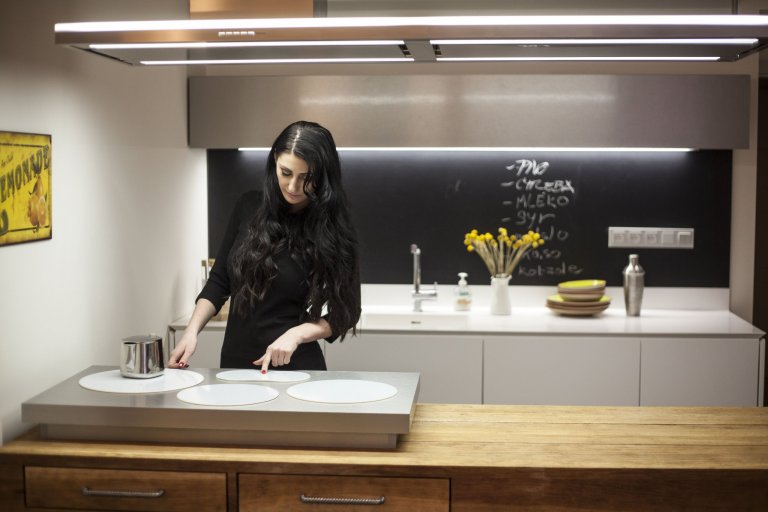 Kuchyň v americkém stylu Colonial dokonale propojuje na první pohled zdánlivě nesourodé kovové plochy s přírodními dřevěnými stoly. Netradičních prvků je v…