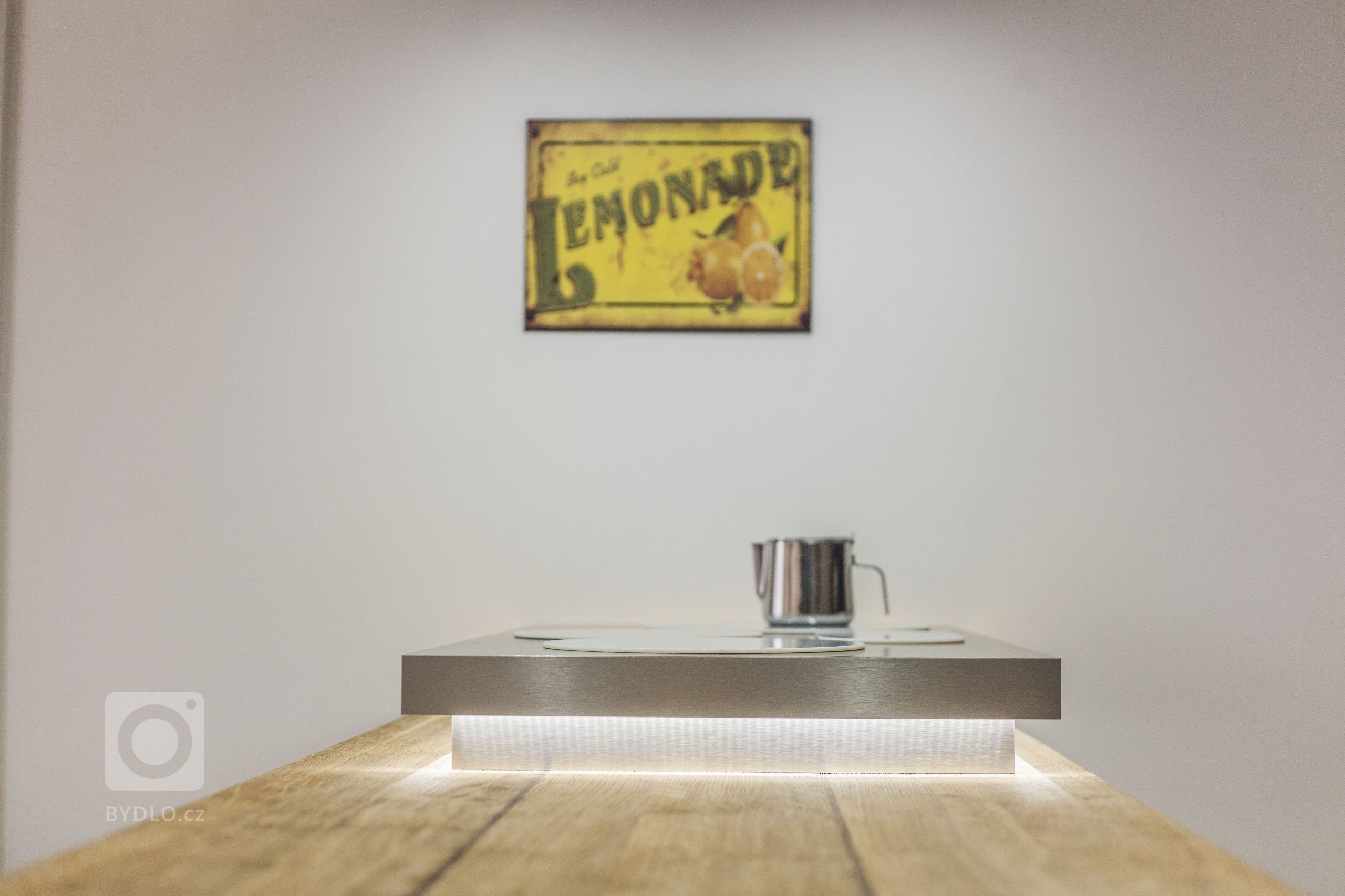 Kuchyň v americkém stylu Colonial dokonale propojuje na první pohled zdánlivě nesourodé kovové plochy s přírodními dřevěnými stoly. Netradičních prvků je v…