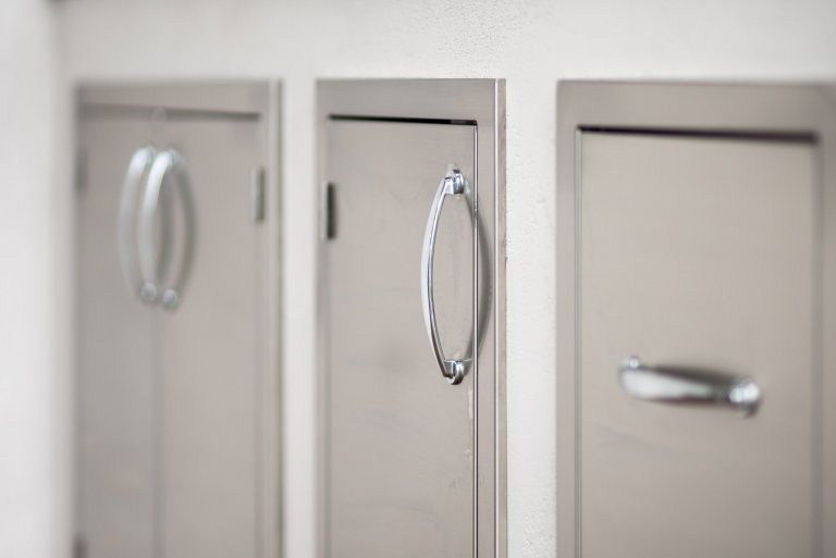 Jednoduchá kuchyňská linka na terase rodinného domu s 26ti palcovým grilem a úložnými prostory. Žulová deska v odstínu Viscont White a pohledové stěny v…