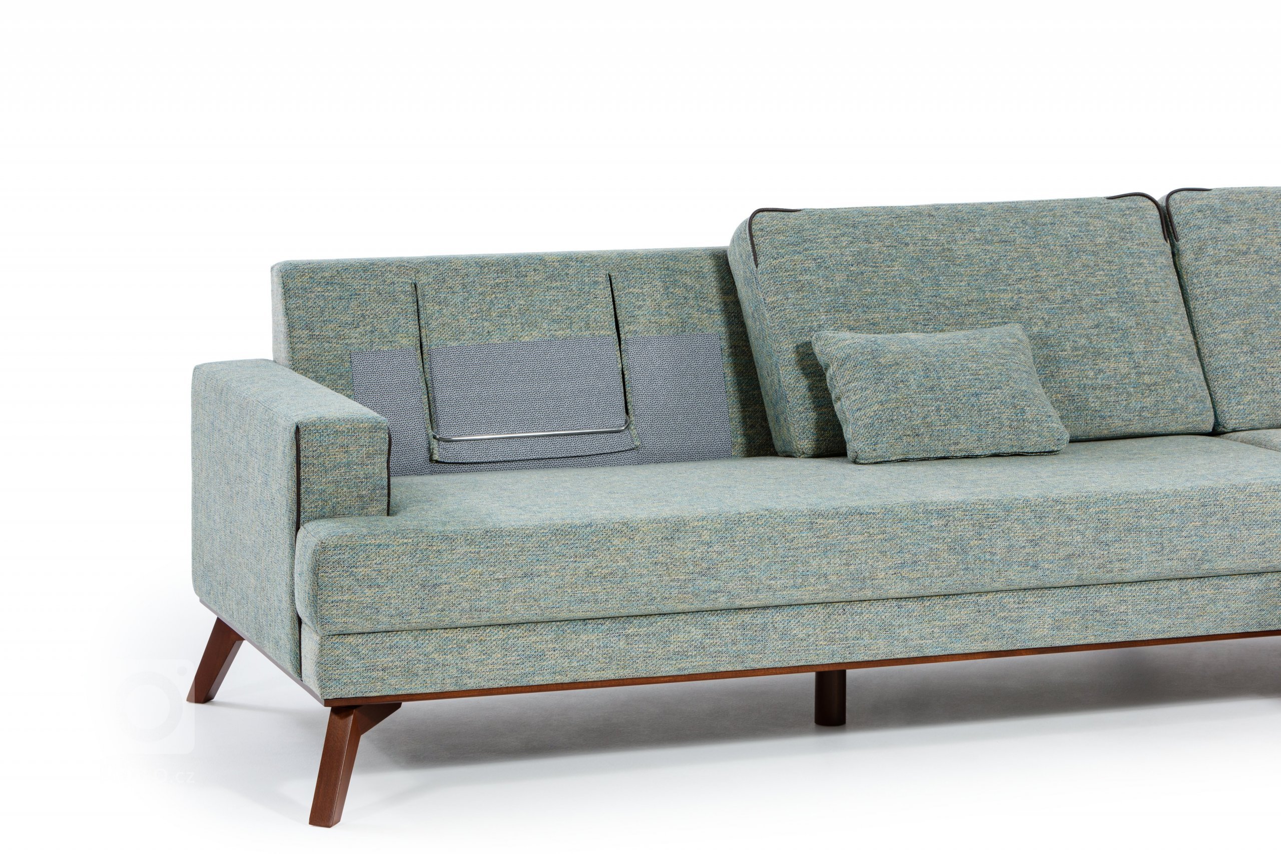 Sedací souprava s vysokým podnožím. Poskytuje různé možnosti sestav. V nabdíce je kovové i dřevěné podnoží.&nbsp;
