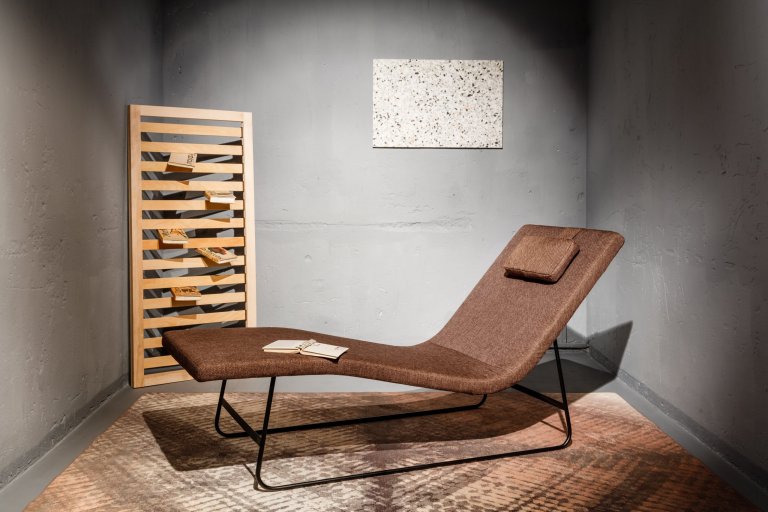 Chaise Longue Pure&nbsp;je nadčasová lenoška křehkých tvarů, v&nbsp;interiéru působí lehce a vzdušně. Její pomyslná minimalistická vlnka může přinášet pohodlí…