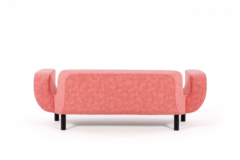 První sofa navržené tak, aby bylo krásné ze všech stran.

Osobitý tvar, nízký hluboký sed a harmonie detailů této pohovky jsou návrhem uznávaného českého…