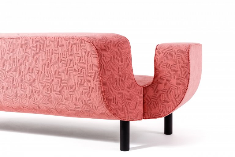 První sofa navržené tak, aby bylo krásné ze všech stran.

Osobitý tvar, nízký hluboký sed a harmonie detailů této pohovky jsou návrhem uznávaného českého…
