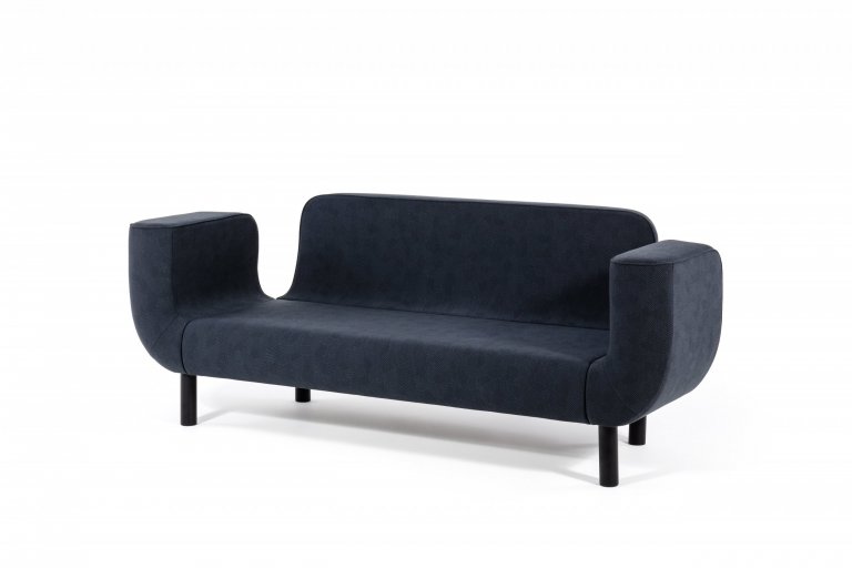 První sofa navržené tak, aby bylo krásné ze všech stran.

Osobitý tvar, nízký hluboký sed a harmonie detailů této pohovky jsou návrhem uznávaného českého…