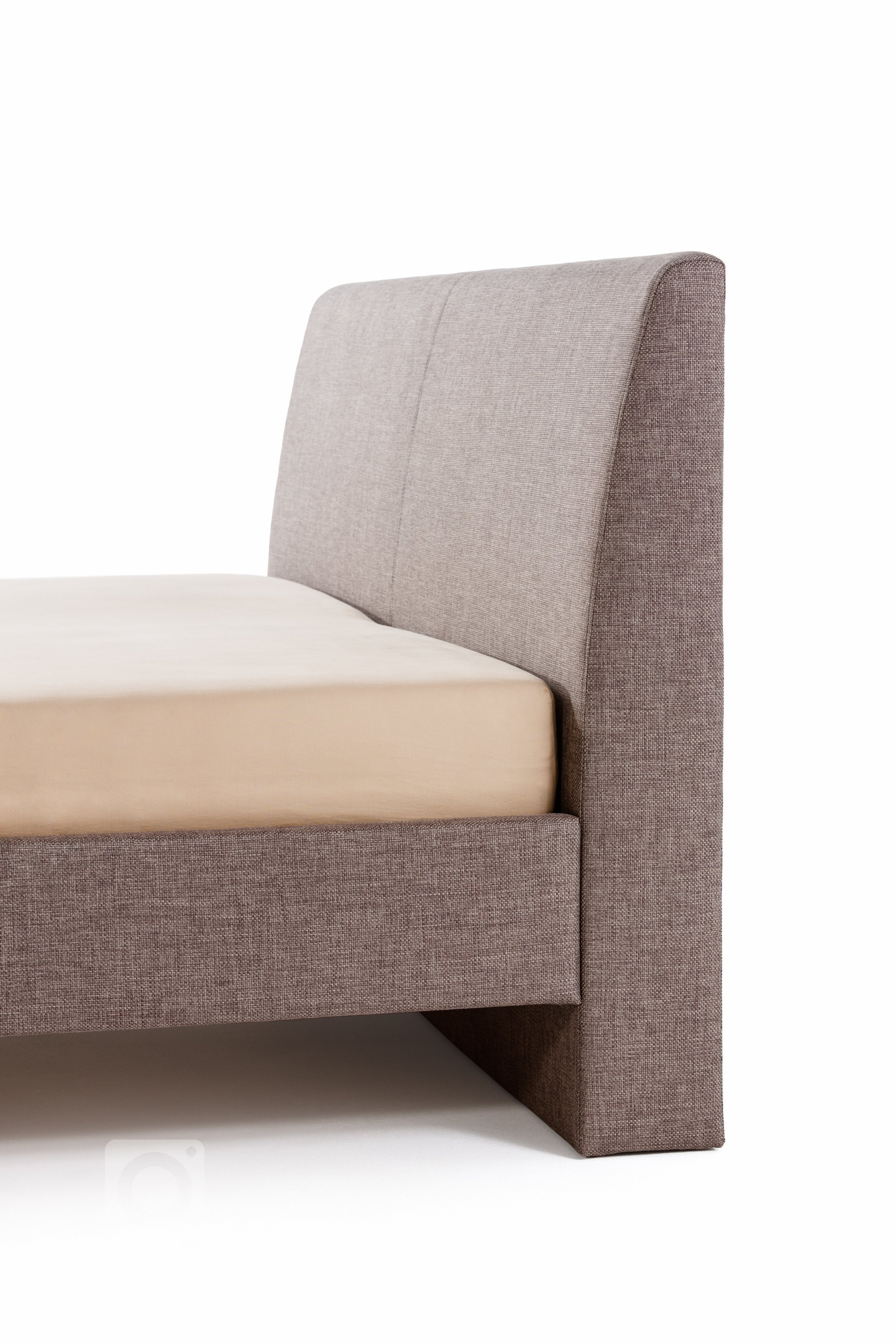 Čalouněná postel s mírně zkoseným čelem pro pohodlné opření.

- stabilní pevná konstrukce
- pohodlná výška pro vstávání 45 cm
- nastavení úrovně výšky…