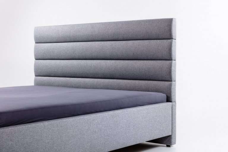 Čalouněná postel s čelem tvořeným z jednoduchých zaoblených pruhů.

- stabilní pevná konstrukce
- pohodlná výška pro vstávání 45 cm
- nastavení úrovně…
