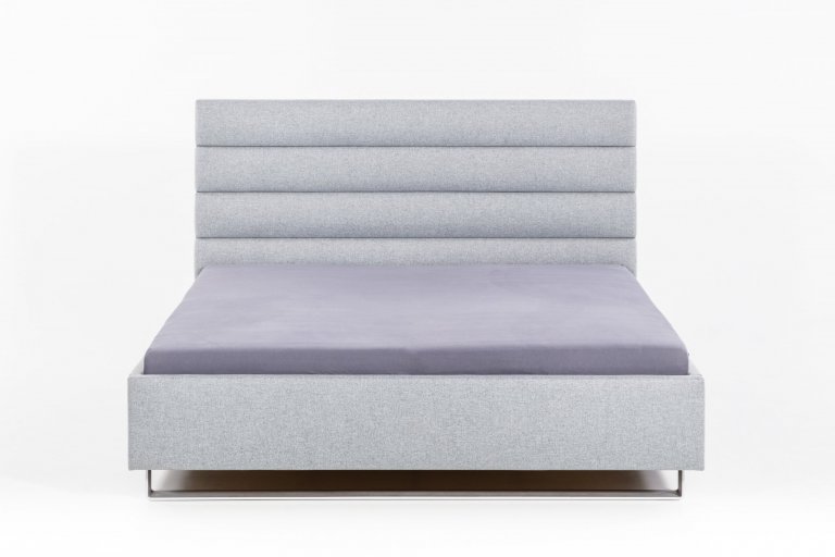 Čalouněná postel s čelem tvořeným z jednoduchých zaoblených pruhů.

- stabilní pevná konstrukce
- pohodlná výška pro vstávání 45 cm
- nastavení úrovně…
