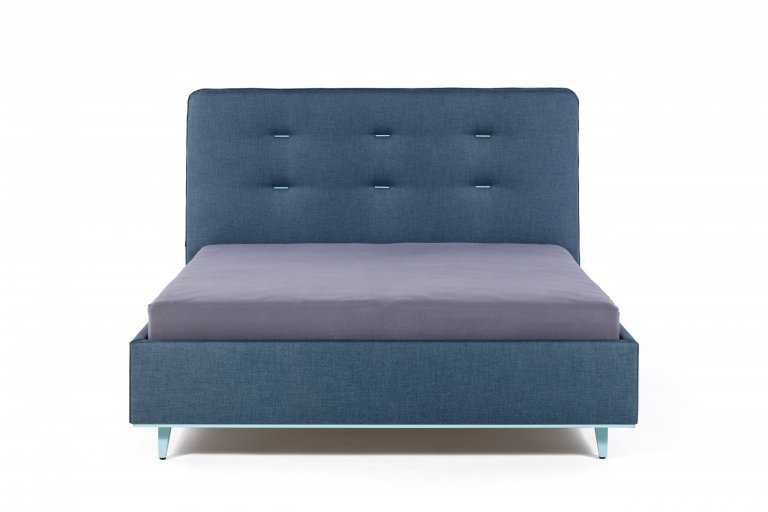 Kromě celkového moderního designu postele jsou na posteli Ola zajímavé zejména dva detaily. Je to šest dřevěných kolíčků, které zdobí čalounické vtahy na…