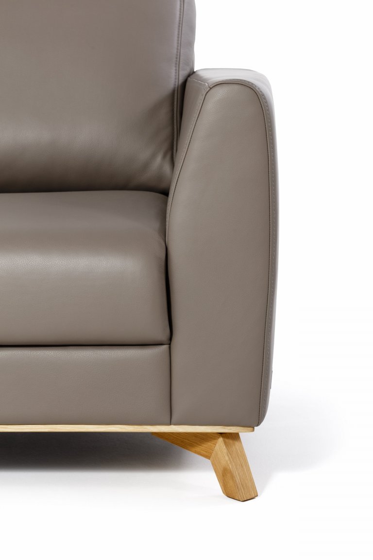 Elegantní v každém interiéru, netradičním zpracováním tvaru područek. Svým oblým skosením poskytují velmi pohodlné sezení a posilují tak skvělé ergonomické…